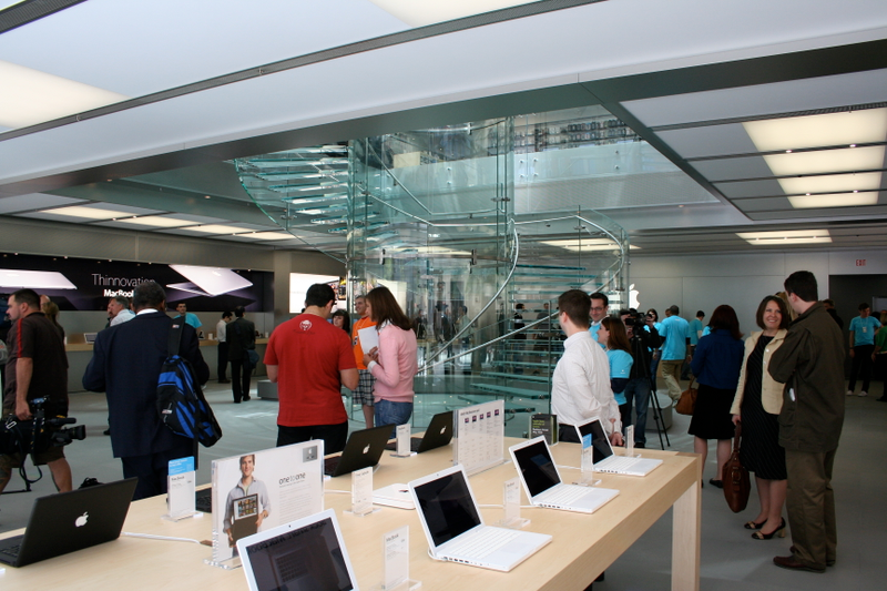 Illustration for article titled First Tour: Huge Boston Apple Store